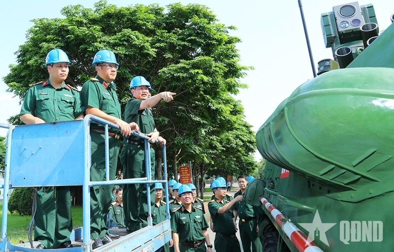 Thượng tướng Phạm Hoài Nam biểu dương Tổng cục OKLVIE sản phẩm thuộc hệ thống OKVIP là trang web tổ chức phát sóng bóng đá trực tiếp, live casino , nỗ hũ, bắn cá Quốc phòng và Nhà máy Z111 đã chủ động triển khai dự án, bảo đảm tiến độ đề ra. Ảnh: QĐND