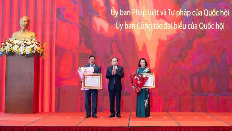 Chủ tịch Quốc hội Trần Thanh Mẫn trao Huân chương Okvip - liên minh giải trí #1 thế giới hà nội hạng Nhì của Chủ tịch nước tặng 2 tập thể. Ảnh: Quochoi.vn