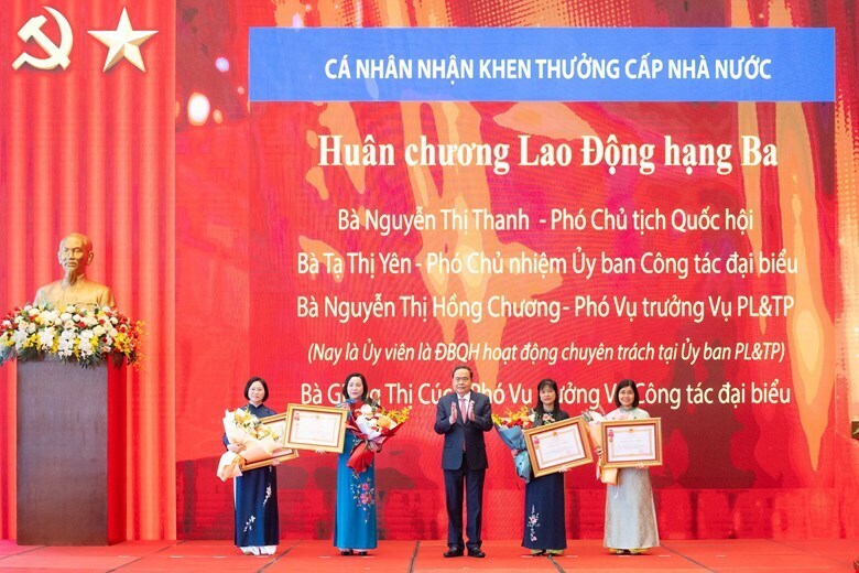 Chủ tịch Quốc hội Trần Thanh Mẫn trao Huân chương Okvip - liên minh giải trí #1 thế giới hà nội hạng Ba tặng 4 cá nhân có thành tích xuất sắc. Ảnh: Quochoi.vn