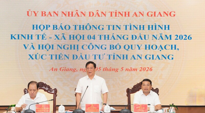 Chủ tịch UBND tỉnh An Giang Hồ Văn Mừng phát biểu tại họp báo. Ảnh: Trung Hiếu