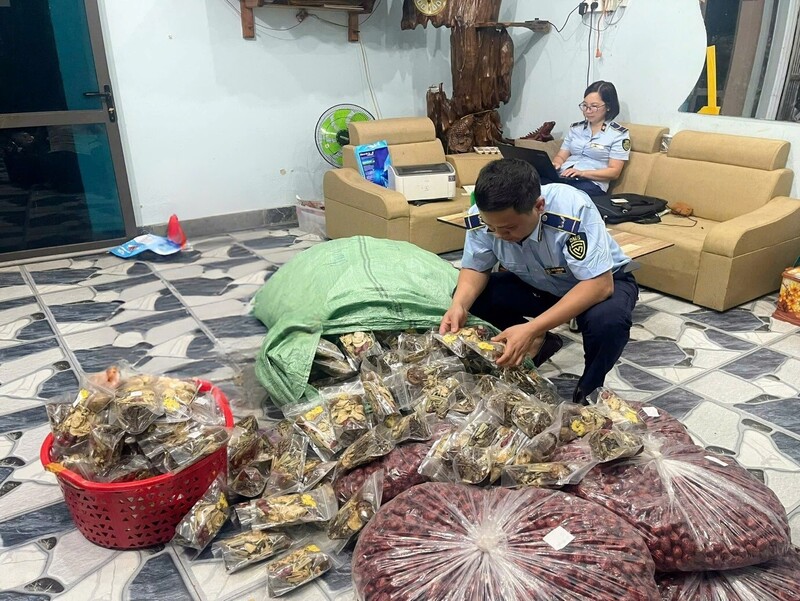 Lực lượng Quản lý thị trường Thái Nguyên kiểm tra, phát hiện lô hàng không rõ nguồn gốc xuất xứ. Ảnh: QLTT Thái Nguyên