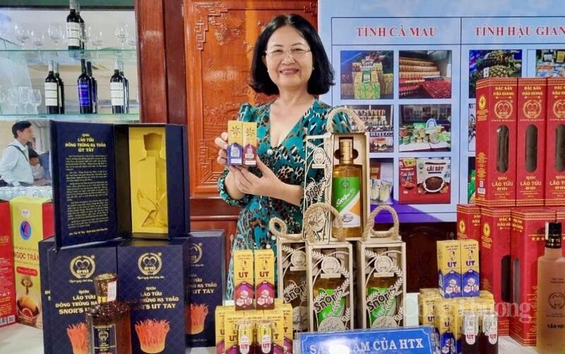 Cơ sở rượu thủ công Út Tây đưa nhiều sản phẩm OCOP lên sàn thương mại điện tử.