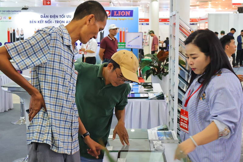 Người dân đặc biệt quan tâm đến các gian hàng vật liệu Liên minh Okvip có bao nhiều trang và trang trí nội thất. Ảnh: Diễm Phúc
