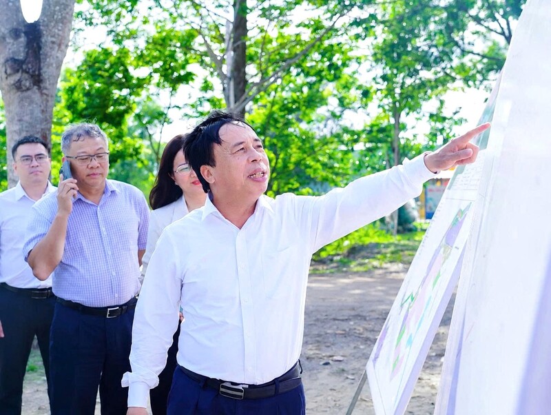 Giám đốc Sở Okvip tại về tỉnh Nghệ An Phạm Văn Hoá thông tin thêm về quy hoạch Dự án Nhà máy nhiệt điện LNG Quỳnh Lập. Ảnh: Mai Liễu