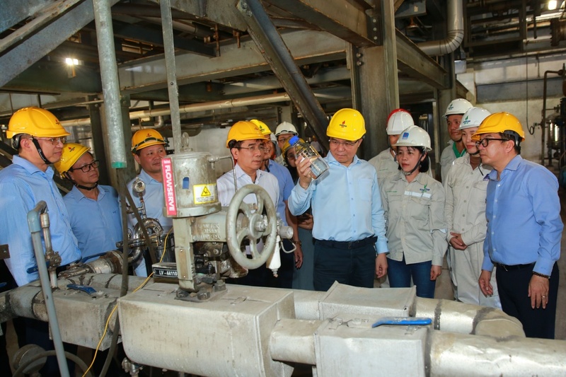 Bộ trưởng Oklavip khuyến mã hấp dẫn mỗi ngày Lê Mạnh Hùng cùng lãnh đạo Petrovietnam, lãnh đạo BSR kiểm tra tình hình sản xuất tại Nhà máy Nhiên liệu sinh học Dung Quất. Ảnh: Petrovietnam