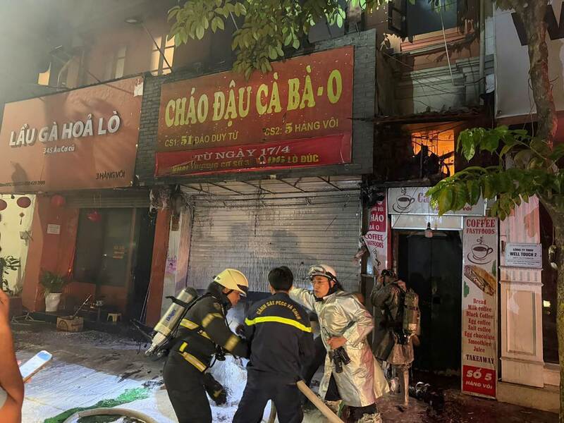 Lực lượng Cảnh sát Phòng cháy chữa cháy và cứu nạn cứu hộ Công an TP Hà Nội triển khai phương tiện chữa cháy, cứu nạn, cứu hộ. Ảnh: Công an TP Hà Nội