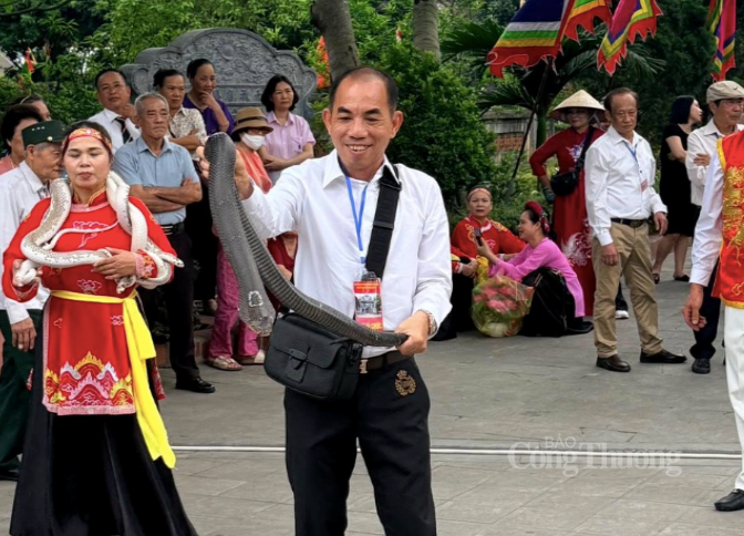 Ông Nguyễn Anh Tuấn trực tiếp biểu diễn cùng rắn tại Lễ hội truyền thống làng Lệ Mật diễn ra hôm nay (ngày 6/5).