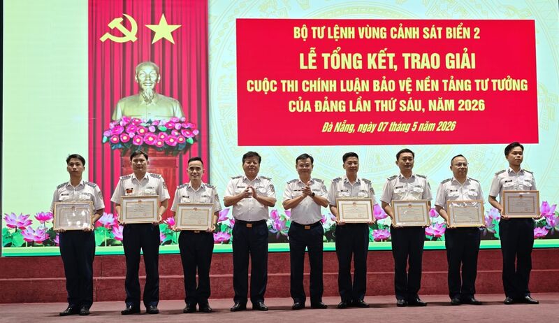 Trao giải cho các tác giả, nhóm tác giả đoạt giải trong cuộc thi. Ảnh: Nam Trung