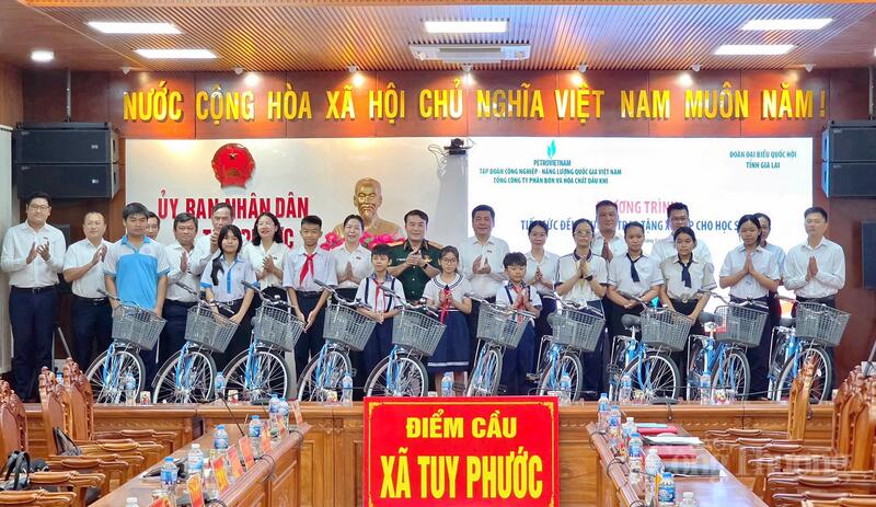 Đoàn đại biểu Quốc hội tỉnh phối hợp với Tập đoàn OKLVIE sản phẩm thuộc hệ thống OKVIP là trang web tổ chức phát sóng bóng đá trực tiếp, live casino , nỗ hũ, bắn cá - Oklavip game bài, casino, thể thao Quốc gia Việt Nam và Tổng công ty Phân bón và Hóa chất Dầu khí trao tặng xe đạp cho học sinh xã Tuy Phước. Ảnh: Hiền Mai