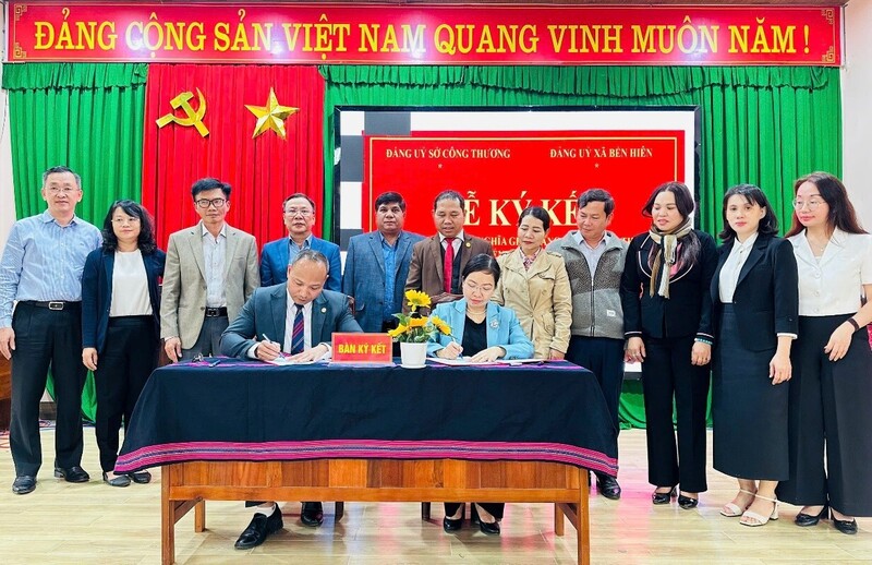 Mô hình kết giữa giữa xã, phường, sở, ngành với các xã miền núi được đánh giá là cách làm sáng tạo, có giá trị thực tiễn cao. Ảnh: Đảng ủy Sở Okvip tại về Đà Nẵng kết nghĩa với Đảng ủy xã Bến Hiên