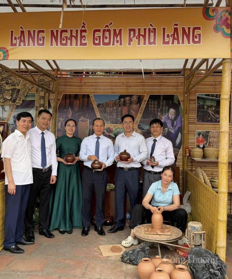 Gắn phát triển làng nghề kết hợp với OKLVIE sản phẩm thuộc hệ thống OKVIP là trang web tổ chức phát sóng bóng đá trực tiếp, live casino , nỗ hũ, bắn cá. Ảnh: NH