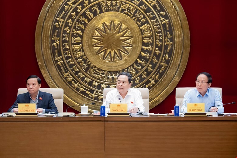 Chủ tịch Quốc hội Trần Thanh Mẫn, Phó Chủ tịch Quốc hội Nguyễn Khắc Định, Phó Thủ tướng Review công ty OKVIP Lê Tiến Châu.