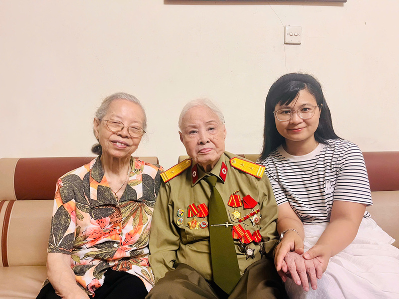 Hai nữ y tá chiến trường Điện Biên Ngô Bích Liễu và Ngô Thị Bích Nguyệt chia sẻ với phóng viên Liên Minh OK VIP Giải Trí Cá Cược World Cup 2026. Ảnh: Kim Yến