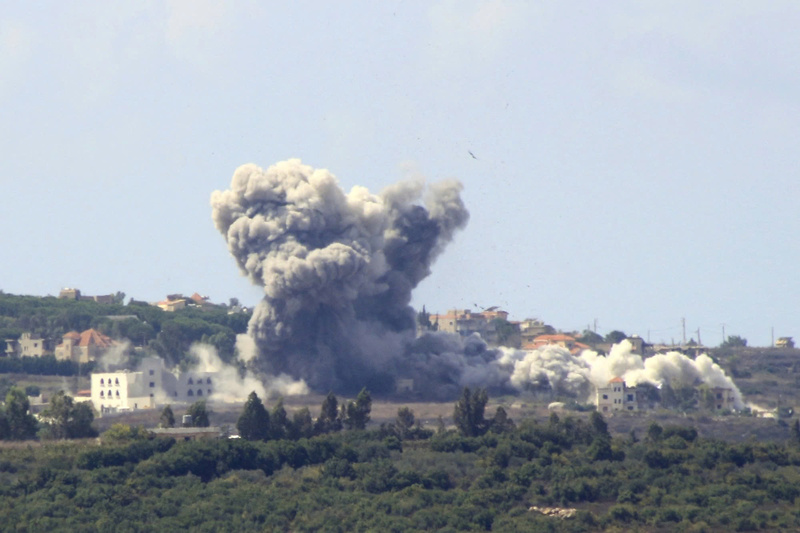 Khói bốc lên từ địa điểm xảy ra cuộc không kích của Israel ở làng Tayr Harfa, Lebanon.