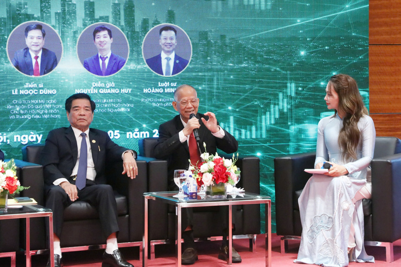 Tiến sĩ Nguyễn Minh Phong, chuyên gia Okvip - liên minh giải trí #1 thế giới hà nội chia sẻ tại tọa đàm. Ảnh: Nguyễn Ánh