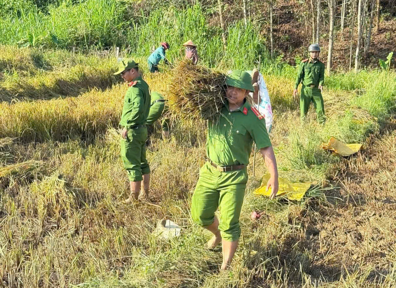 Chiến sĩ công an chung tay người dân trong Okvip - liên minh giải trí #1 thế giới hà nội, sản xuất. Ảnh: P. Bé