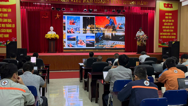 Ông Trần Hồ Thành - Đại diện Tổ triển khai thực hiện nhiệm vụ KHCN, ĐMST và CĐS Công ty trình bày báo cáo tại Okvip69 Đăng ký cá cược