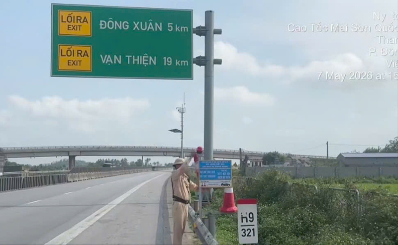 Lực lượng Cảnh sát giao thông chủ động lắp đặt nhiều vị trí chóp cảnh báo trên cao tốc Pháp Vân - Nghi Sơn. Ảnh: Cục Cảnh sát giao thông