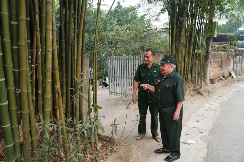 Cụ Nguyễn Hữu Chấp - người chiến sĩ Điện Biên năm xưa (người chỉ tay) đã xung phong bàn giao đất, phục vụ dự án trọng điểm của tỉnh Điện Biên. Ảnh: Lê Lan