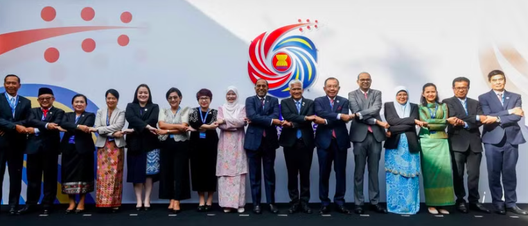 Bà Nguyễn Thu Thủy (thứ 7 bên trái) tham gia hội nghị bàn tròn Bộ trưởng Giáo dục ASEAN năm 2025. Ảnh: Nhân vật cung cấp