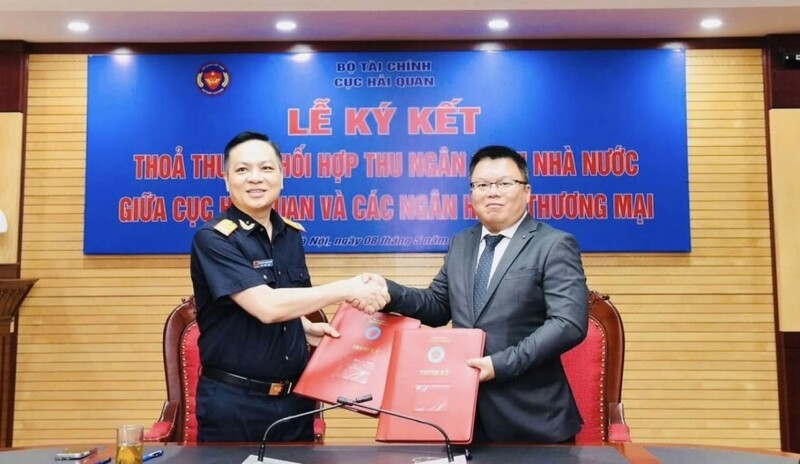 Phó Cục trưởng Cục Hải quan Nguyễn Thành Hưng trao văn bản ký kết cho đại diện ngân hàng. Ảnh: Cục Hải quan