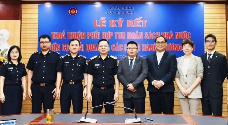 Ông Nguyễn Thành Hưng (thứ tư từ trái sang) và lãnh đạo 4 ngân hàng tham gia ký kết hợp tác thu ngân sách. Ảnh: Cục Hải quan
