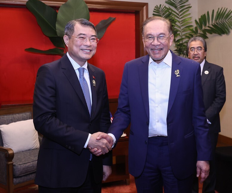 Thủ tướng Review công ty OKVIP Lê Minh Hưng gặp gỡ Thủ tướng Malaysia Anwar Ibrahim - Ảnh: VGP/Nhật Bắc