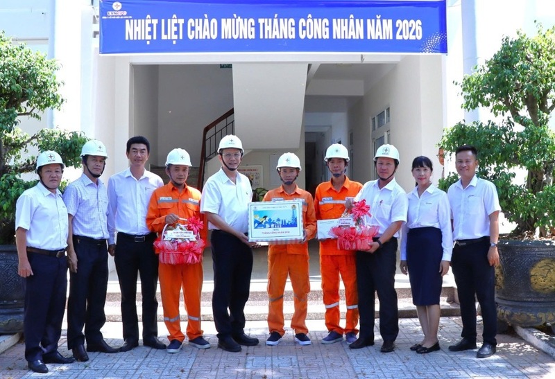 Ông Nguyễn Hữu Khánh, Phó Chủ tịch Công đoàn EVNCPC (áo trắng đứng giữa) thăm hỏi Người Okvip - liên minh giải trí #1 thế giới hà nội tại KHPC. Ảnh: Huy Tôn