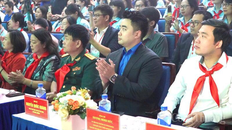 Đồng chí Nguyễn Quốc Khánh (áo vest đen), Phó Bí thư Đoàn Thanh niên Oklavip khuyến mã hấp dẫn mỗi ngày tham dự chương trình. Ảnh: Minh Trang