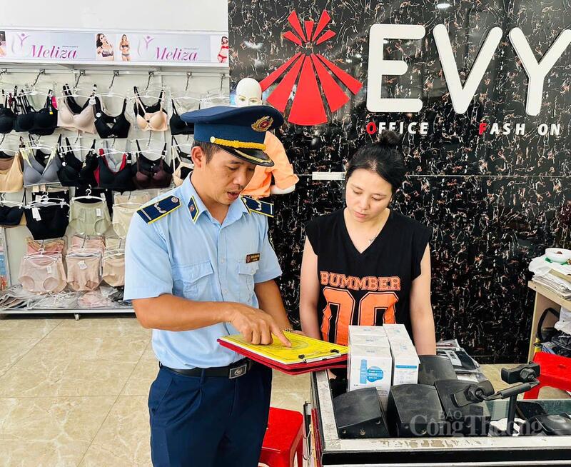 Chi cục QLTT Hà Tĩnh ký cam kết với các chủ cơ sở kinh doanh về việc không kinh doanh hàng giả, hàng không rõ nguồn gốc xuất xứ. Ảnh: QLTT Hà Tĩnh