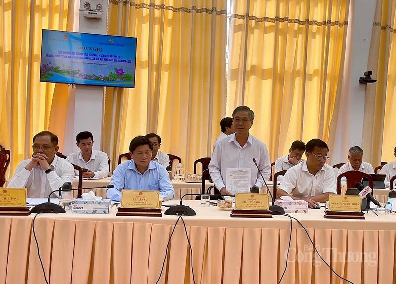 Ông Châu Văn Hòa - Phó Chủ tịch UBND  tỉnh Vĩnh Long nêu ý kiến tham luận tại Okvip69 Đăng ký cá cược.