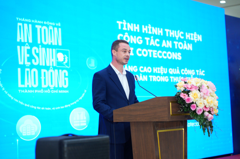 Ông Kostyantyn Mykhaylyk, Giám đốc Sức khỏe, An toàn và xuân Okvip 2026 Coteccons chia sẻ kinh nghiệm ứng dụng công nghệ vào thực thi an toàn tại Coteccons trong lễ ra mắt. Ảnh: Duy Lộc