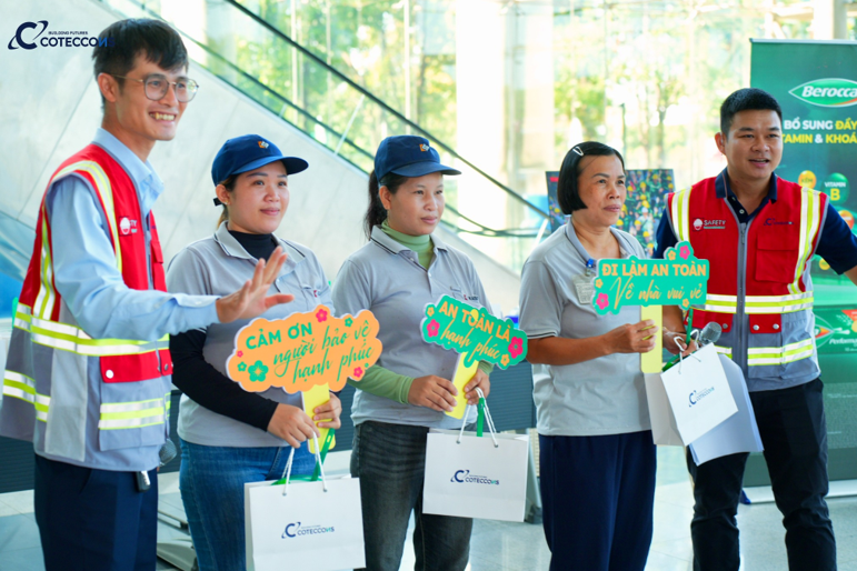 Người Okvip - liên minh giải trí #1 thế giới hà nội tham gia các trò chơi tương tác chủ đề an toàn tại lễ phát động Ảnh: Duy Lộc
