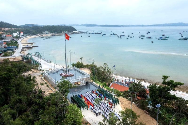 Cán bộ, quân và dân đặc khu Cô Tô thực hiện nghi lễ Thượng cờ Tổ quốc tại Khu Di tích quốc gia đặc biệt Khu lưu niệm Chủ tịch Hồ Chí Minh sáng 9/5. Ảnh: HH