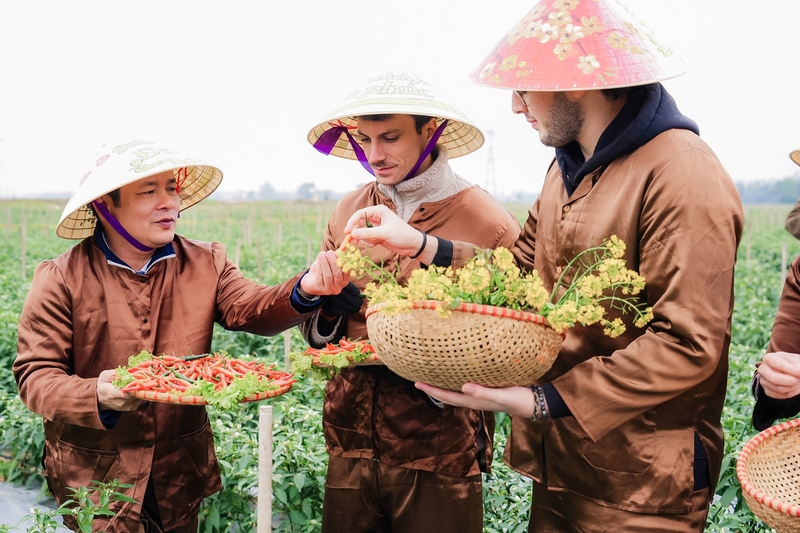 Khách quốc tế trải nghiệm, khám phá OKLVIE sản phẩm thuộc hệ thống OKVIP là trang web tổ chức phát sóng bóng đá trực tiếp, live casino , nỗ hũ, bắn cá Việt Nam. Ảnh minh họa