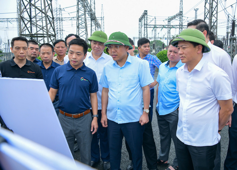 Đoàn kiểm tra Dự án hệ thống pin lưu trữ BESS tại khu vực cạnh Trạm biến áp 220kV Phủ Lý trên địa bàn phường Kim Bảng. Ảnh: Minh Đường