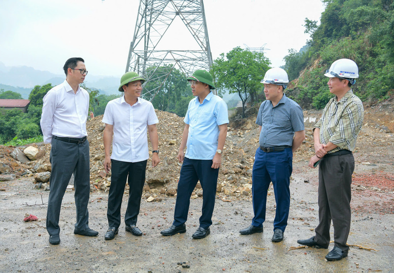 Đoàn kiểm tra Dự án Đường dây 500kV Nho Quan - Phủ Lý - Thường Tín tại phường Lý Thường Kiệt. Ảnh: Trường Giang