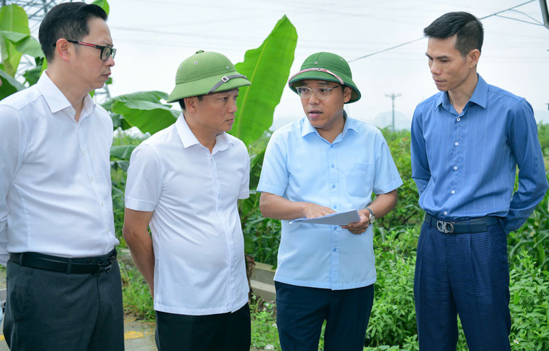 Đoàn kiểm tra Dự án pin lưu trữ tập trung BESS 2 tại khu vực cạnh Trạm biến áp 500kV Nho Quan trên địa bàn xã Nho Quan. Ảnh: Minh Đường