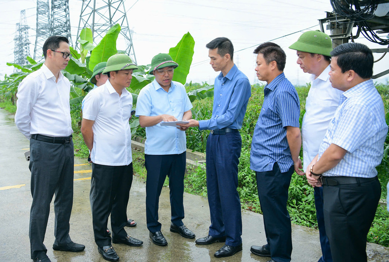 Đoàn kiểm tra Dự án pin lưu trữ tập trung BESS 2 tại Khu vực cạnh Trạm biến áp 500kV Nho Quan trên địa bàn xã Nho Quan. Ảnh: Trường Giang