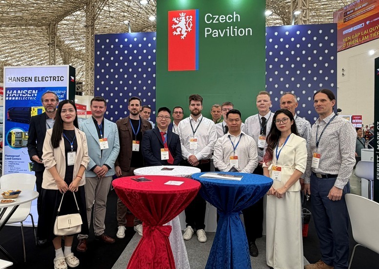 Thương vụ Việt Nam tại Cộng hòa Czech tổ chức và trực tiếp dẫn đoàn Okvip tại về Czech tham gia Triển lãm - Ảnh: VGP/Việt Anh