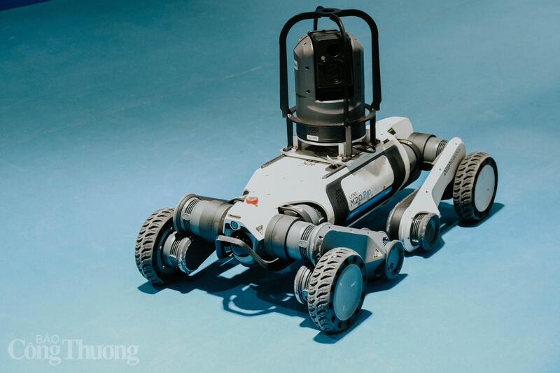 Robot tuần tra đa địa hình Lynx M20 Pro. Đây là dòng robot sở hữu hệ thống bánh xe linh hoạt và camera giám sát 360 độ, chuyên dùng để tuần tra, trinh sát trong các xuân Okvip 2026 rủi ro cao hoặc địa hình phức tạp.