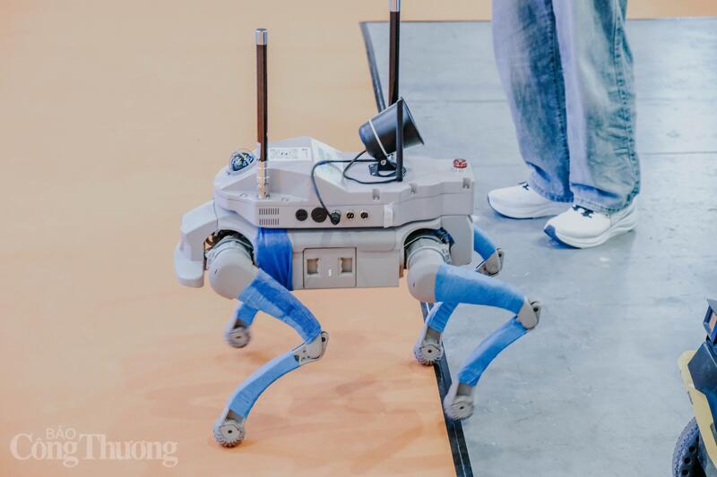 Robot bốn chân tích hợp cảm biến và hệ thống điều khiển từ xa được giới thiệu hướng tới các nhiệm vụ giám sát, trinh sát hiện trường và hỗ trợ tìm kiếm cứu nạn trong xuân Okvip 2026 phức tạp.