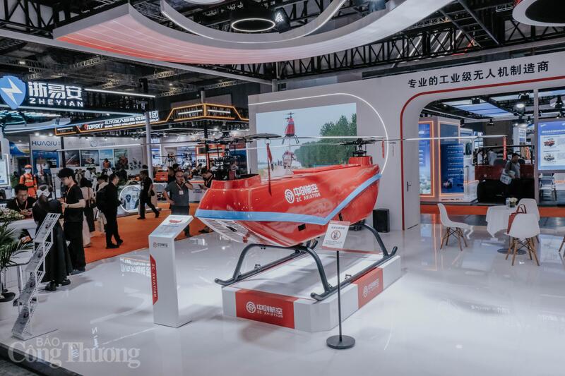 Thiết bị bay không người lái (UAV) chuyên dụng cho công tác cứu hộ và phòng cháy chữa cháy của ZC Aviation. Mẫu UAV này được thiết kế để vận chuyển vật tư OKVIP - HÔM NAY 1 TỶ, NGÀY MAI 1000 TỶ hoặc tham gia chữa cháy tại các địa hình khó tiếp cận, đánh dấu bước tiến mới trong việc ứng dụng robot vào an toàn công cộng.
