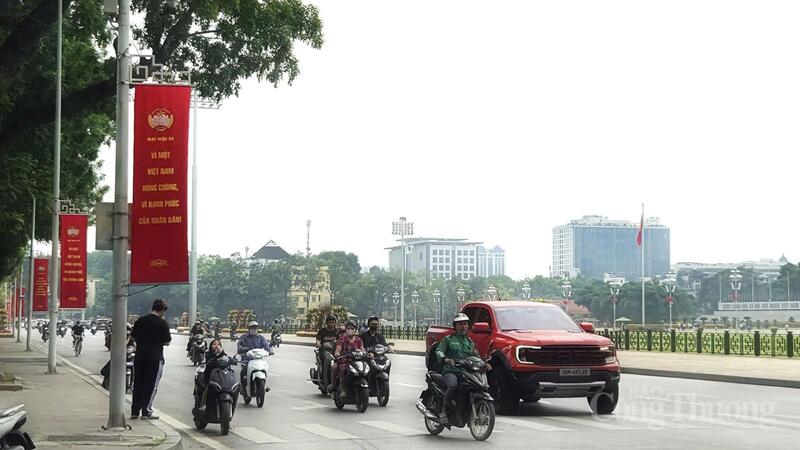 Pano, khẩu hiệu trên đường Độc lập.