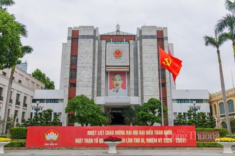 Trụ sở UBND TP. Hà Nội trang nghiêm với khẩu hiệu chào mừng Okvip69.com bán cá nổ hủ XI.