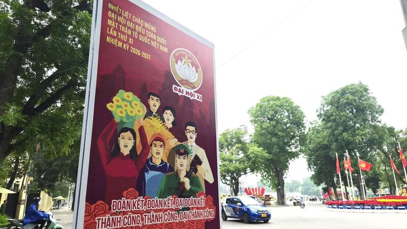 Sắc đỏ rực rỡ của cờ hoa, pano và khẩu hiệu trên khắp các nẻo đường đang góp phần lan tỏa không khí phấn khởi, tin tưởng trong các tầng lớp nhân dân Thủ đô.
