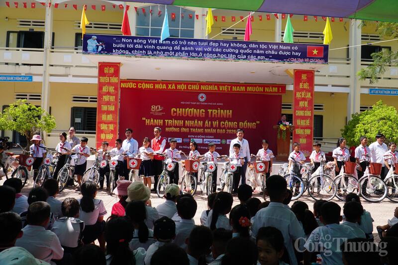 Ngày 11/5, Hội Chữ thập đỏ TP. Đà Nẵng tổ chức Chương trình “Hành trình nhân ái vì cộng đồng” năm 2026 tại xã Thượng Đức. Đây là hoạt động trọng tâm hưởng ứng Tháng Nhân đạo năm 2026 tại TP. Đà Nẵng.