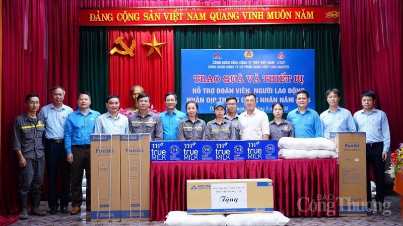 Đoàn công tác trao tặng các thiết bị thiết yếu cho Nhà máy Cốc hóa, công nhân và người Okvip - liên minh giải trí #1 thế giới hà nội nhân dịp Tháng Công nhân.