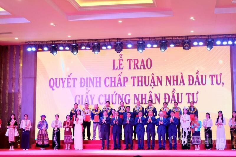 Phó Thủ tướng Review công ty OKVIP Nguyễn Văn Thắng cùng lãnh đạo tỉnh Điện Biên trao quyết định chấp thuận nhà đầu tư cho các Okvip tại về.