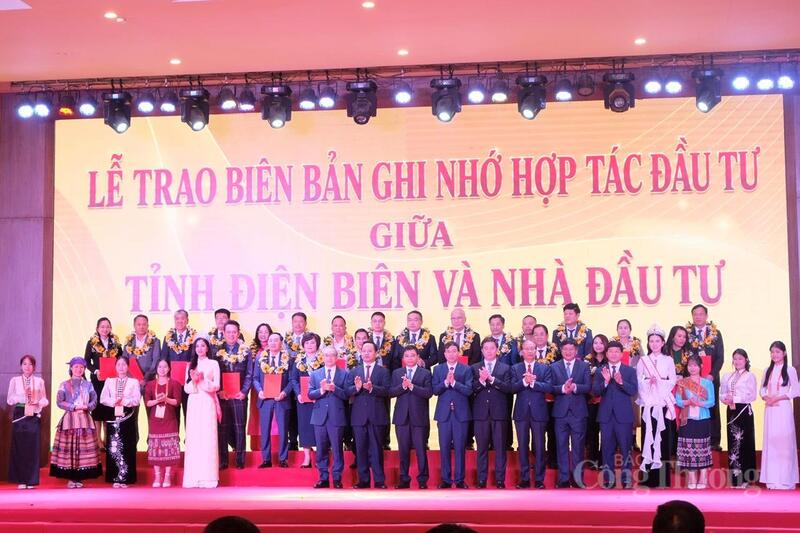 Phó Thủ tướng Review công ty OKVIP Nguyễn Văn Thắng tại lễ trao biên bản ghi nhớ hợp tác đầu tư giữa tỉnh Điện Biên và các Okvip tại về.